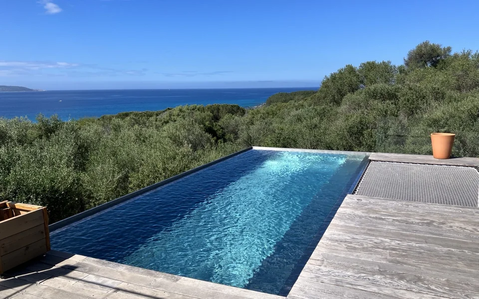 Piscine inox miroir 316L face à la mer, terrasse bois